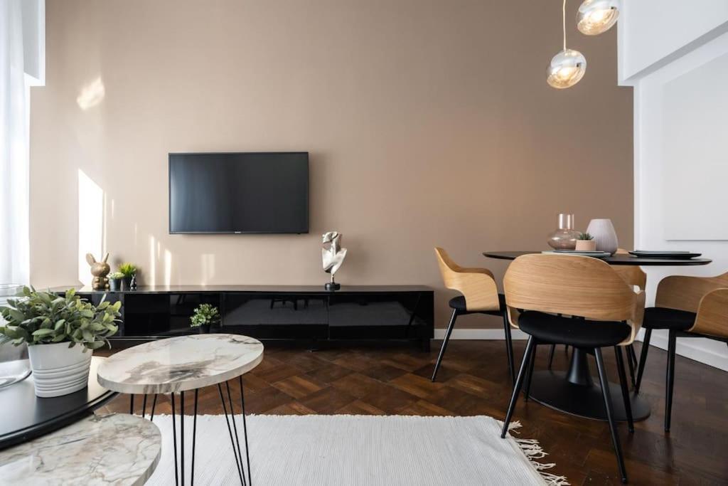 Appartamento Elite One Bedroom Old Town Bucarest