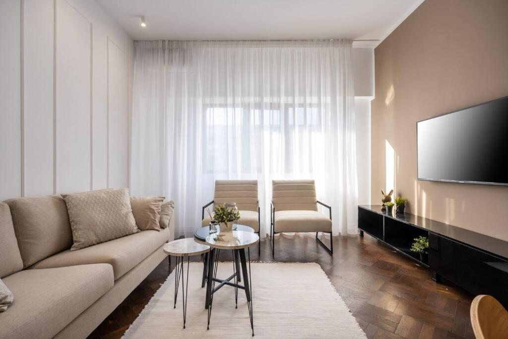 Elite One Bedroom Old Town Apartment *