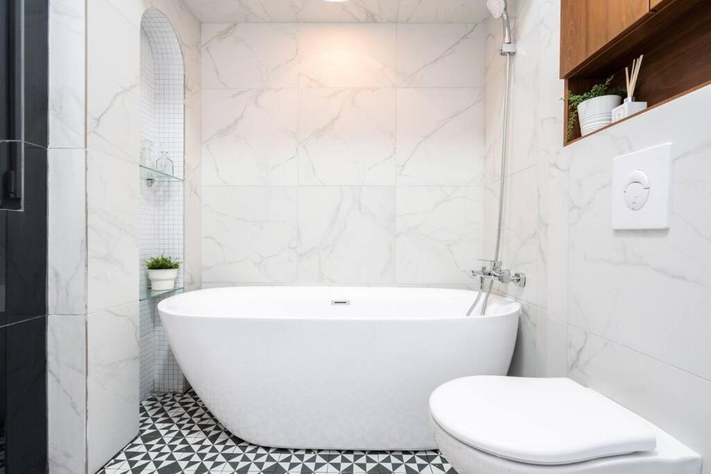 Elite One Bedroom Old Town Apartment
